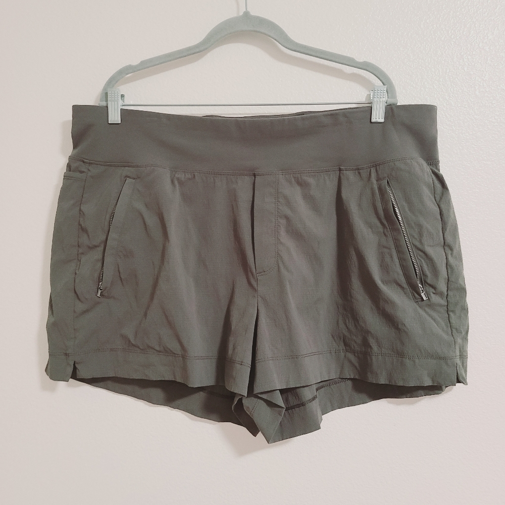 Athleta Olive Green Trekkie North Short Size 18
